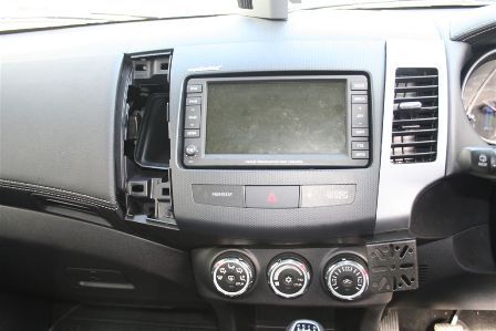 Dashmount Mits Outlander 11>